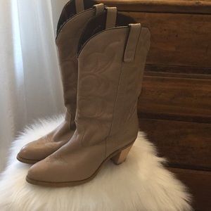 Rare Find 😻 vintage capezio boots